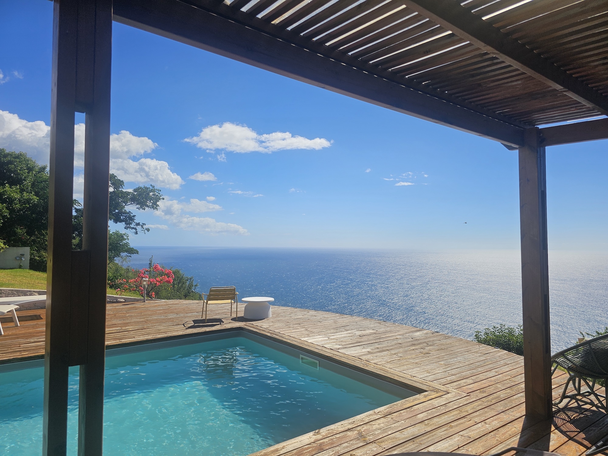 Terrasse bois panoramique et pergolas pour une villa à La Réunion